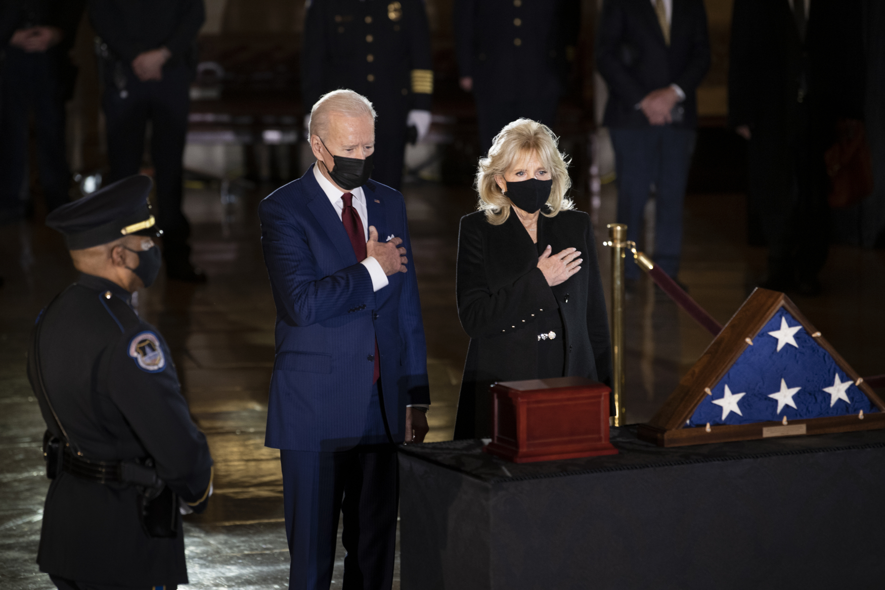 Joe Biden s chotí Jill přišli uctít památku padlého policisty. 