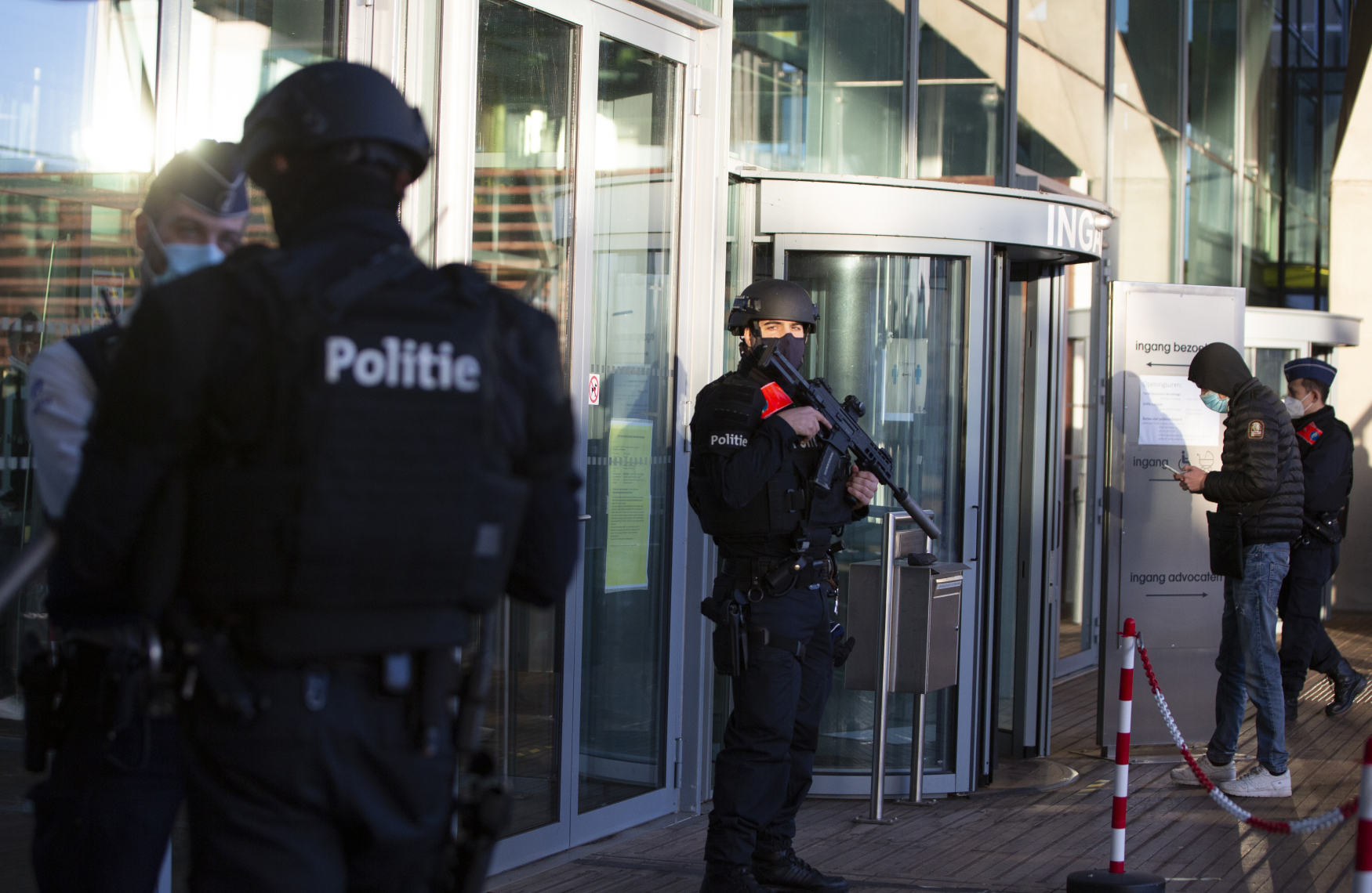 Policisté hlídají před budovou soudu.