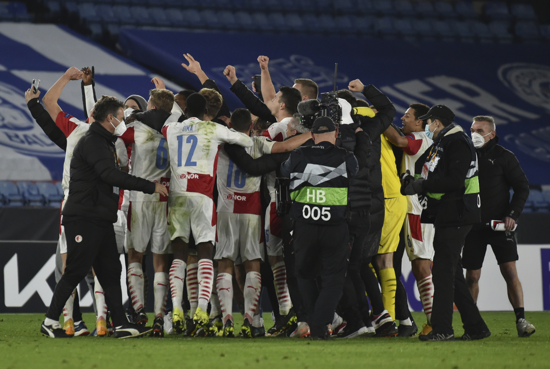 Fotbalisté Slavie se radují z výhry nad Leicesterem.