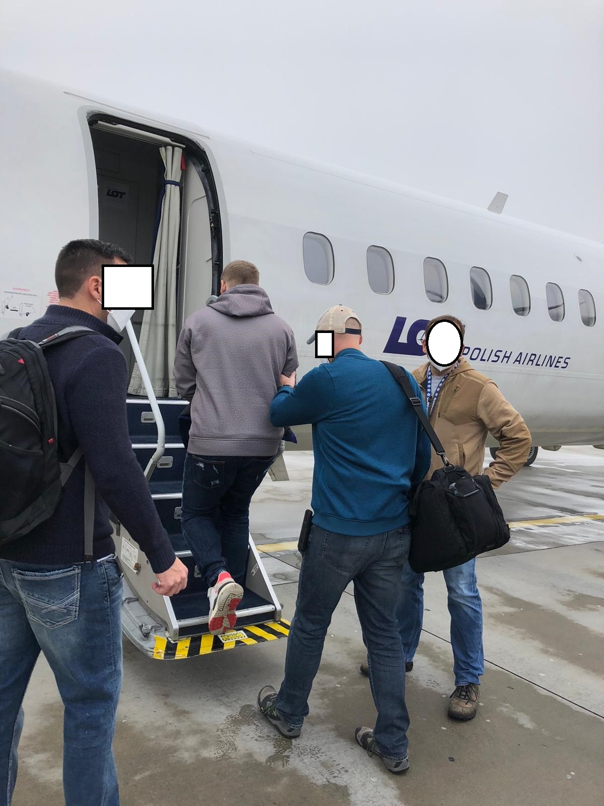 Převoz podezřelých hackerů.