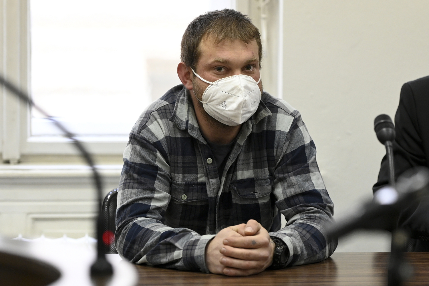 Anarchista Martin Ignačák (vlevo) u soudu.