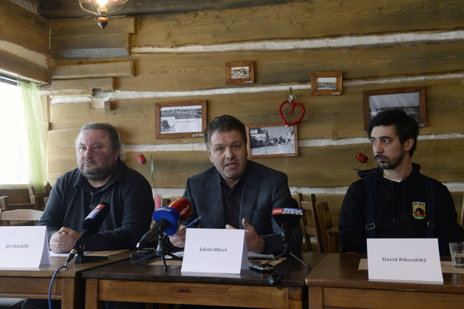 Představitelé a podporovatelé spolku Chcípl PES.