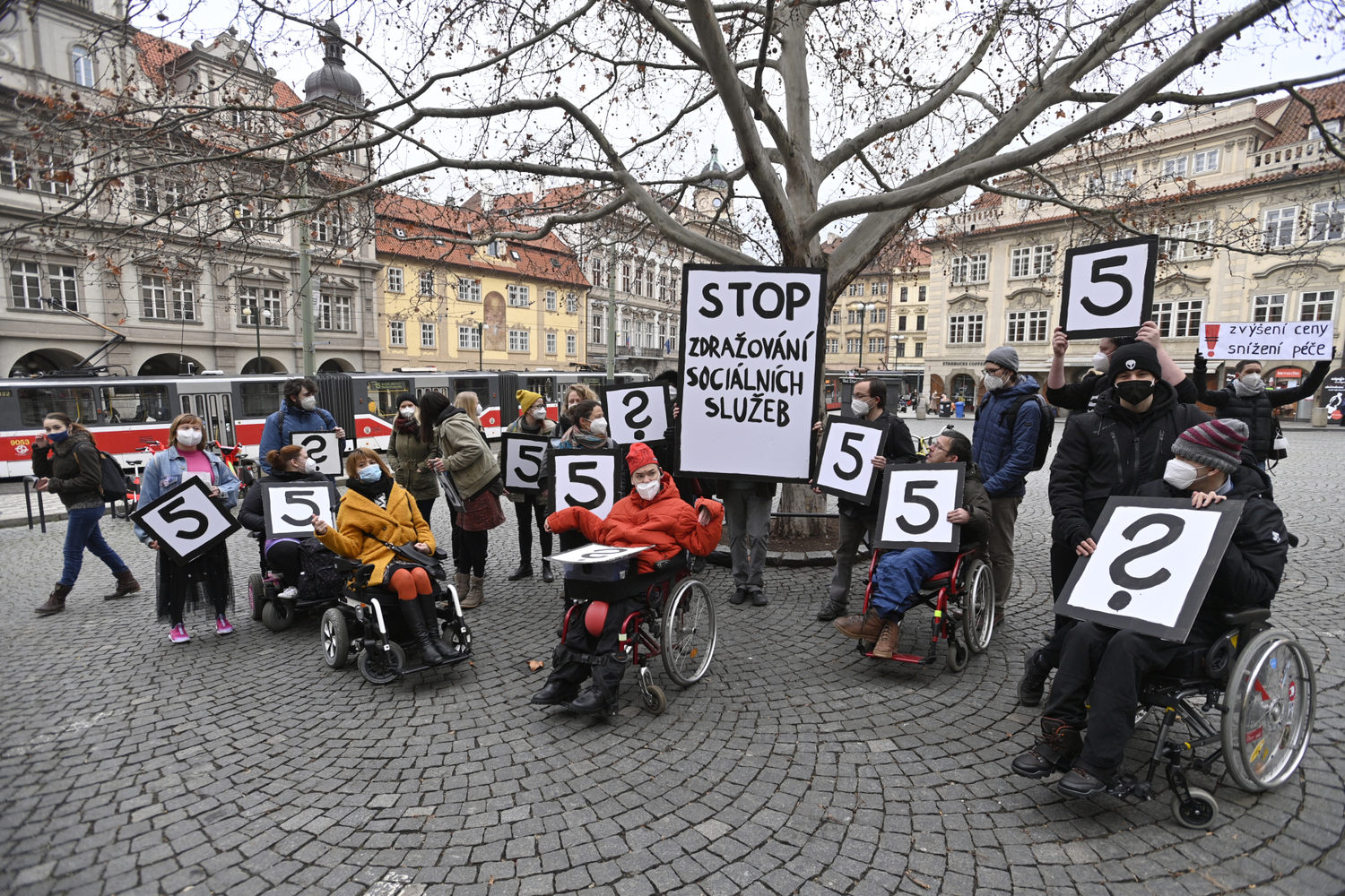 Demonstrace lidí s postižením a jejich asistentů proti projednávané novele zákona o sociálních službách 23. března 2021 na Malostranském náměstí v Praze.