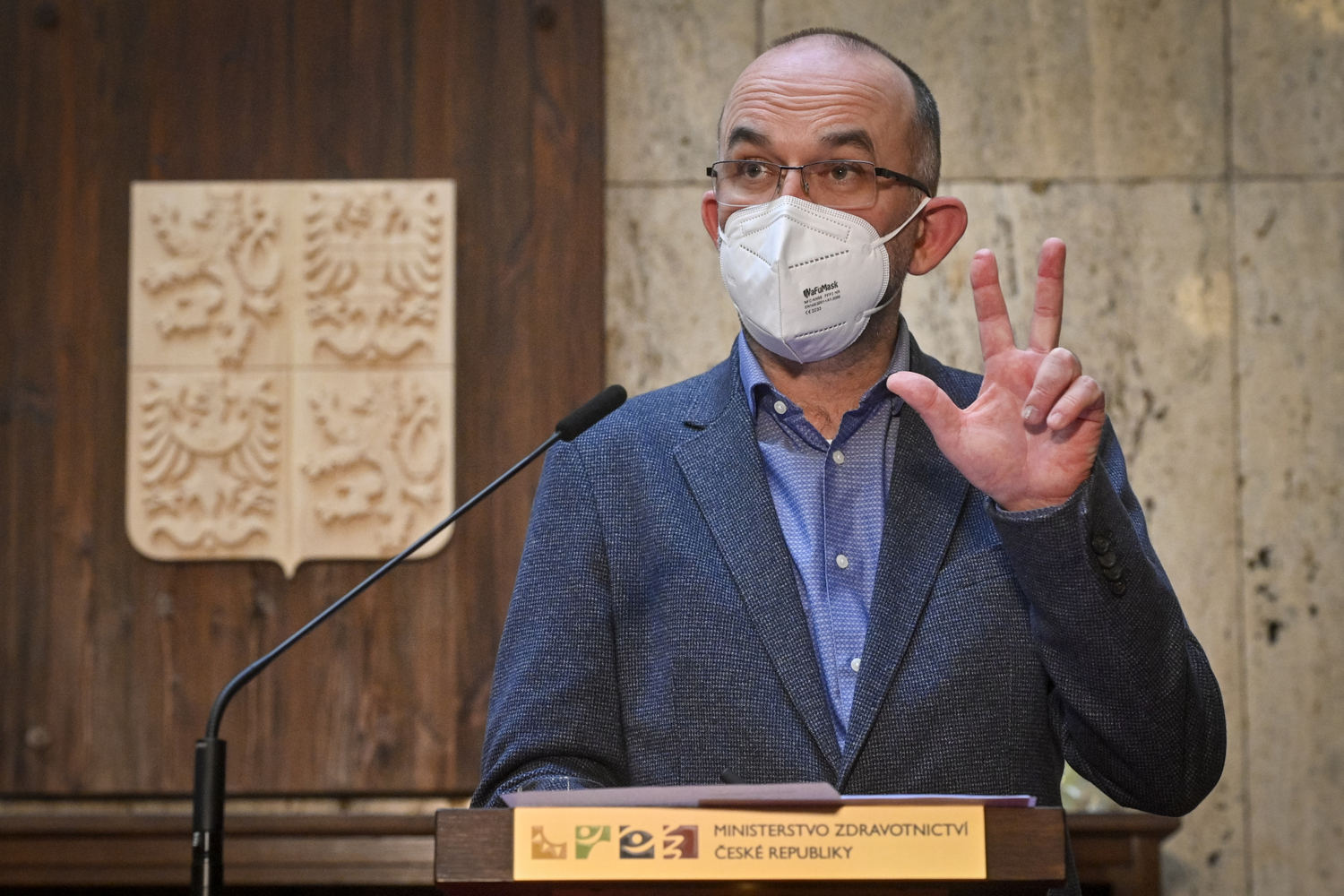 Ministr zdravotnictví Jan Blatný (za ANO).