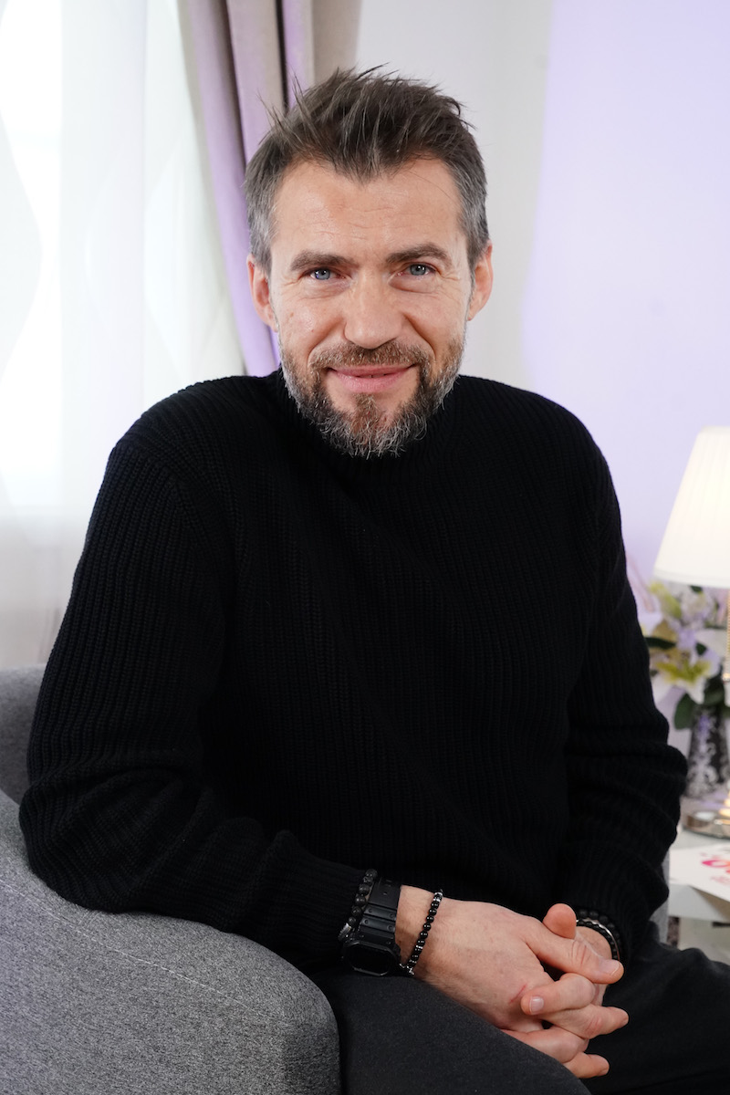 Nemám co vytknout. Hezký upravený krátký střih a délka vousů akorát. Tahle kombinace dělá Bořkovi Slezáčkovi dobře. Chválím a nic neměnit – jen pravidelně udržovat. Nemám co vytknout. Hezký upravený krátký střih a délka vousů akorát. Tahle kombinace dělá Bořkovi Slezáčkovi dobře. Chválím a nic neměnit – jen pravidelně udržovat.
