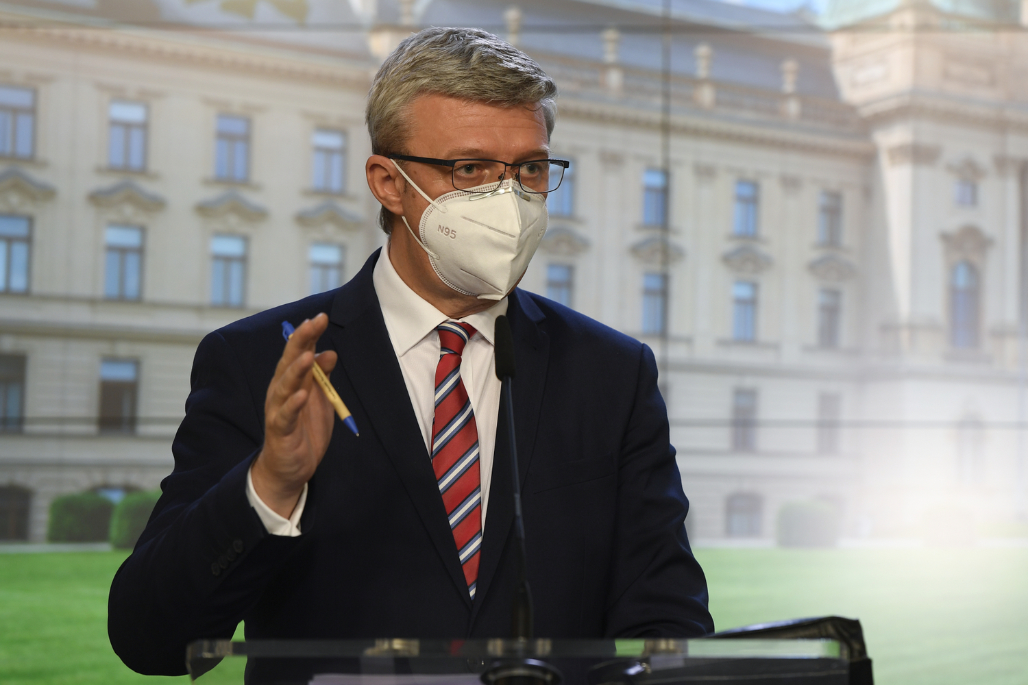Ministr průmyslu a obchodu a dopravy Karel Havlíček (za ANO).