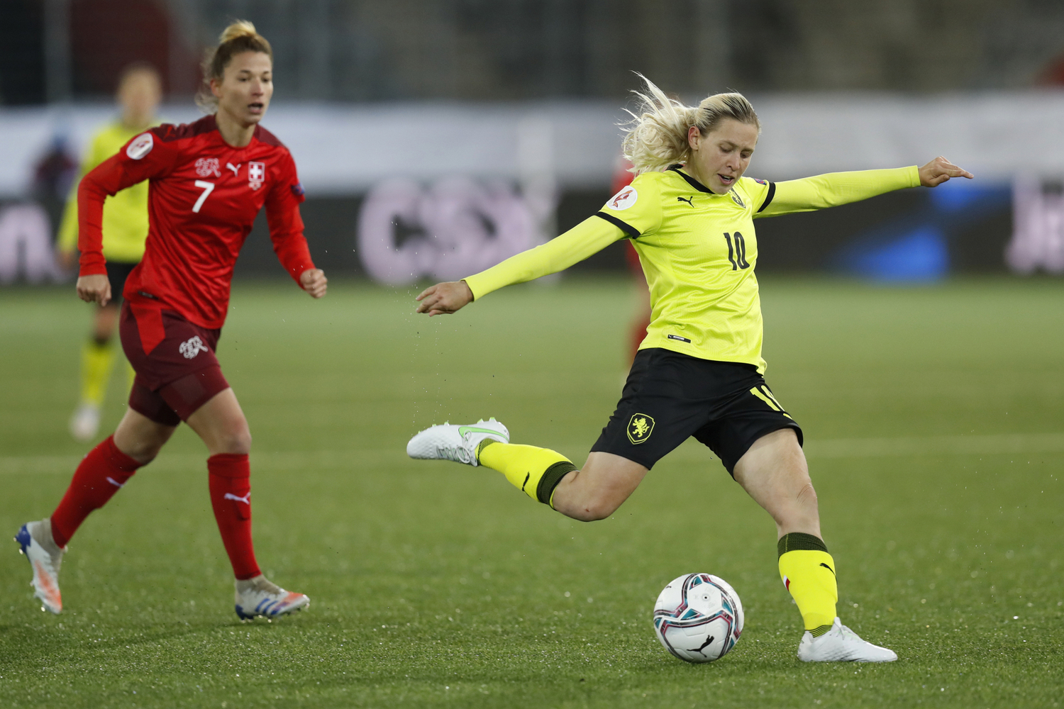 Kateřina Svitková skóruje v kvalifikačním utkání se Švýcarskem. 