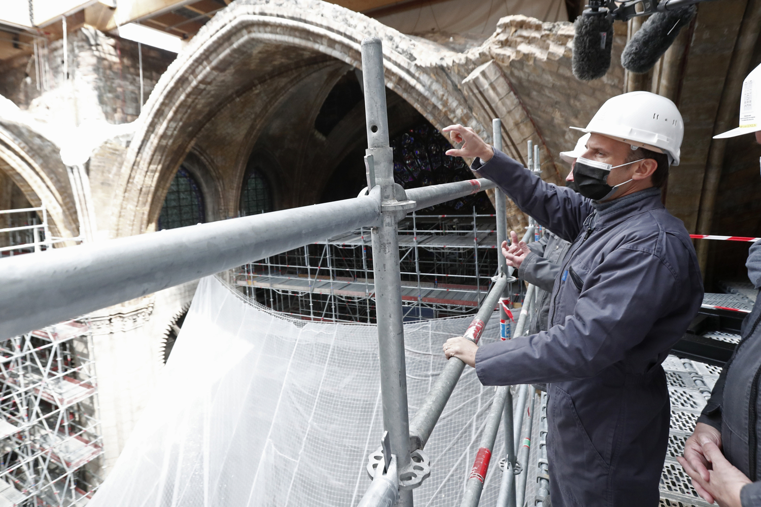 Francouzský prezident při obhlídce oprav katedrály Notre-Dame.