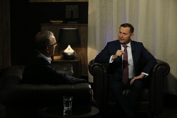 Moderátor pořadu Jaromír Soukup a bývalý poslanec Miroslav Kalousek (TOP 09).