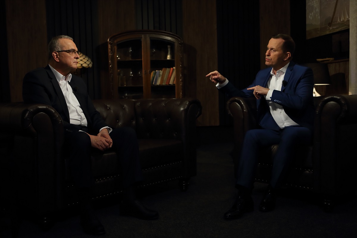 Moderátor pořadu Jaromír Soukup a bývalý poslanec Miroslav Kalousek (TOP 09).