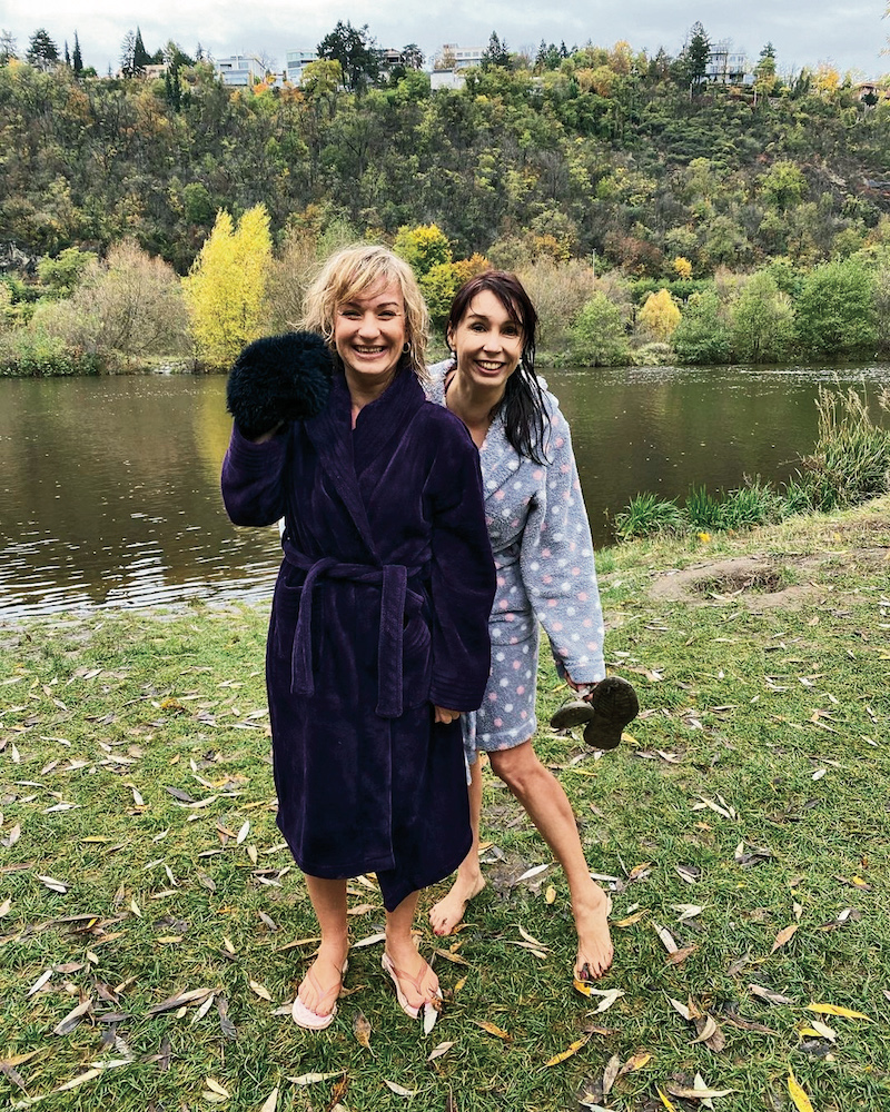 Herečky Nela Boudová a Sandra Pogodová se vrhly do ledových vod společně vloni! "Tak teda hlásím, že jsme oficiální členky oddílu a chodíme plavat do Vltavy. Jsme si pořídily i čepice s logem, ať pěkně reprezentujeme. Zatím to jde, protože řeka má tak 17-18 stupňů. Ale jsem na nás zvědavá v zimě, to už asi bude jiné kafe," obávala se Pogodová, která začínala s otužováním doma pod sprchou. S Boudovou však chtěly přejít na další metu, již s přehledem pokořily. 