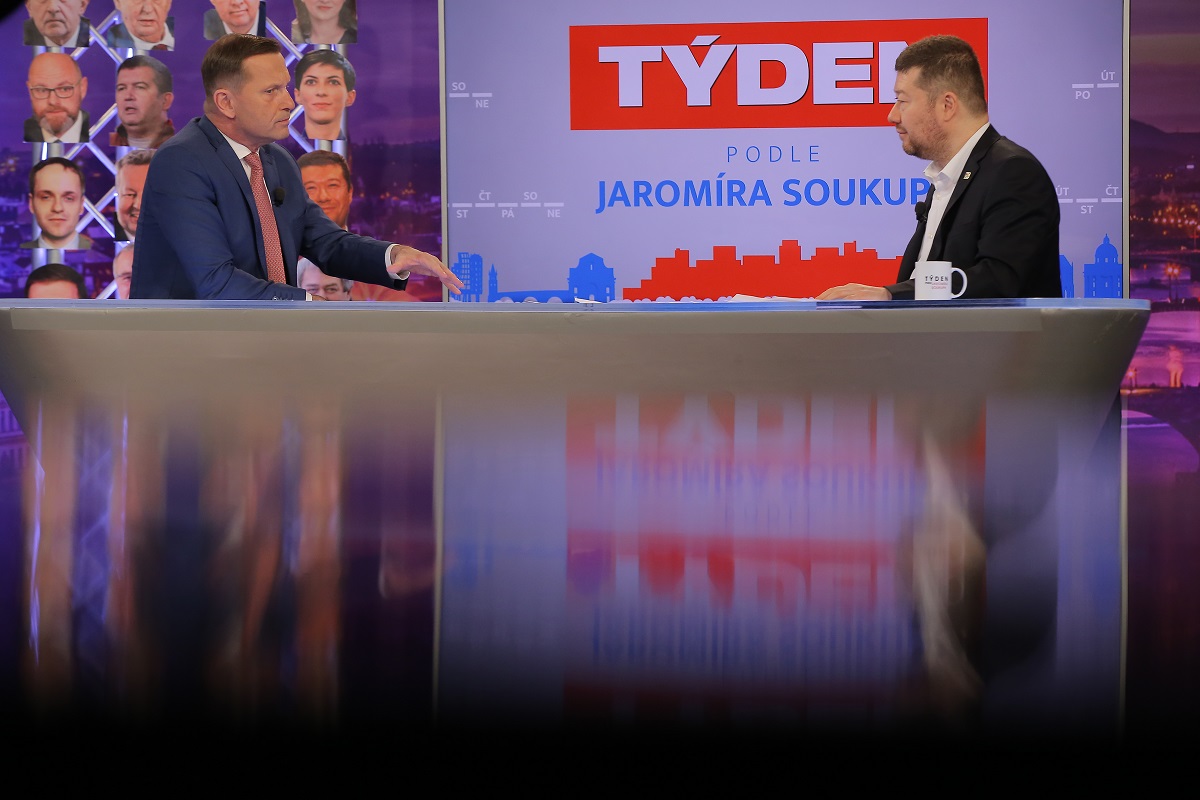 Moderátor pořadu Jaromír Soukup a předseda SPD Tomio Okamura.