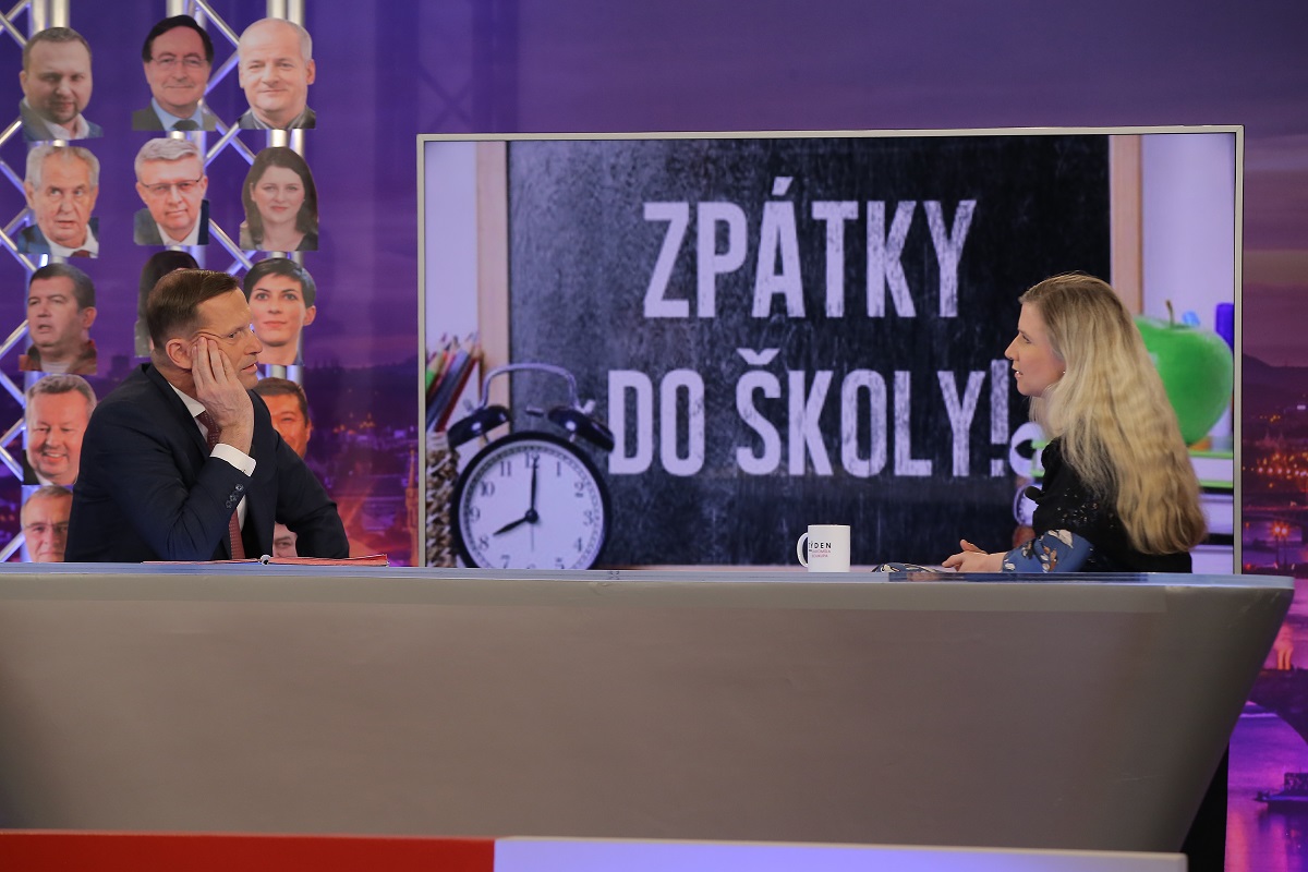 Moderátor pořadu Jaromír Soukup a poslankyně Kateřina Valachová (ČSSD).