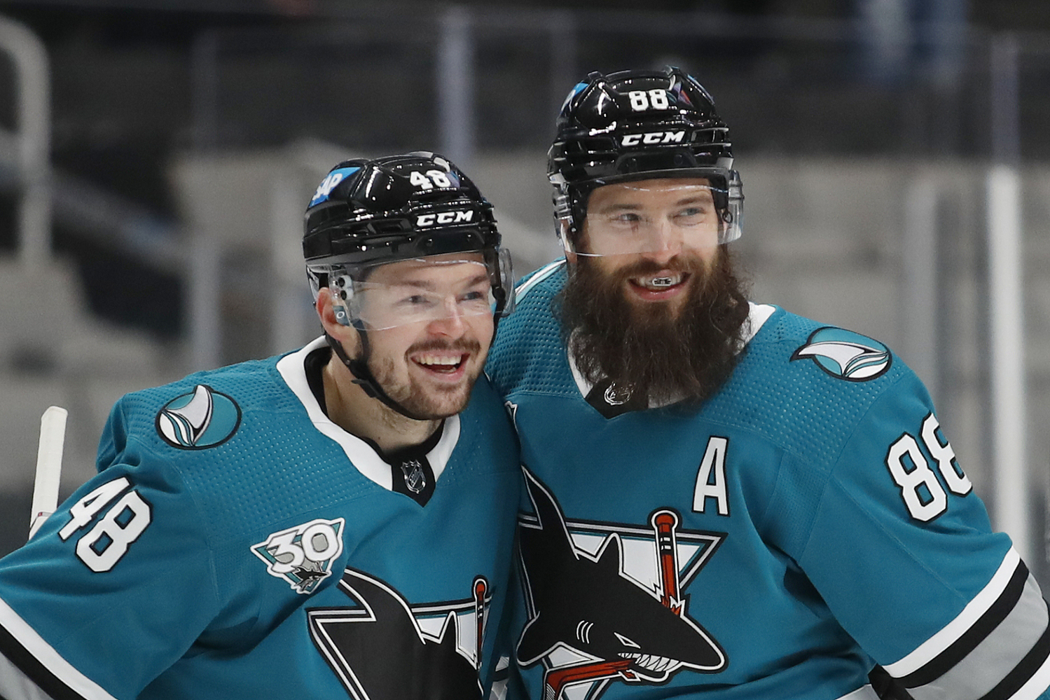 Tomáš Hertl (vlevo) a Brent Burns se radují ze vstřelené branky.