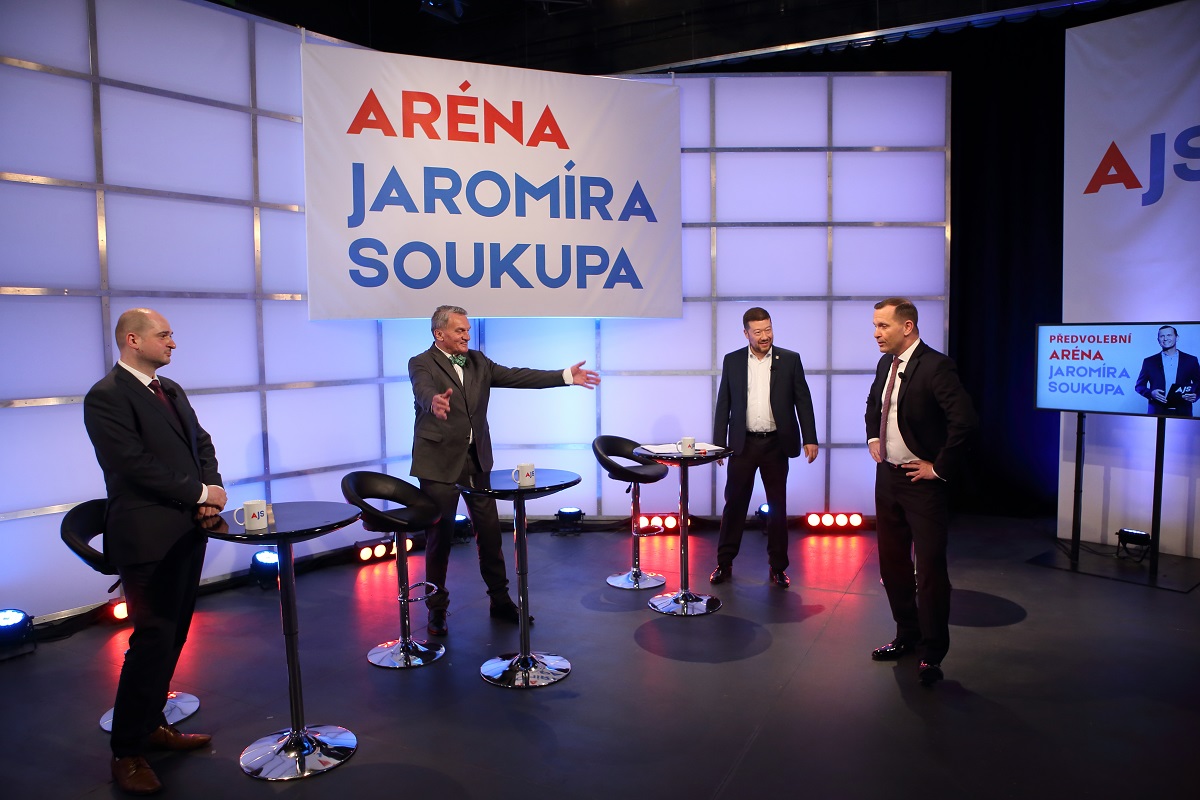 Moderátor pořadu Jaromír Soukup se svými hosty.