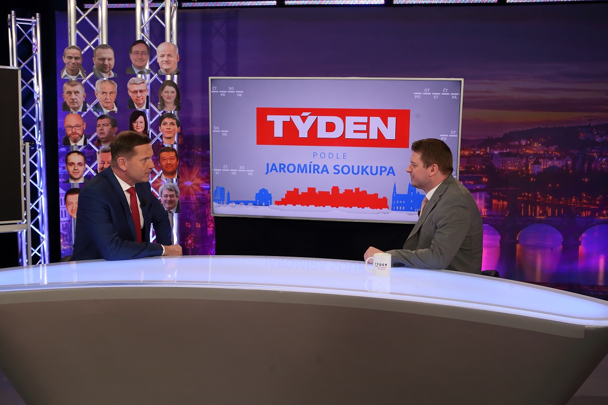 Moderátor pořadu Jaromír Soukup a poslanec Tomáš Martinek (Piráti).