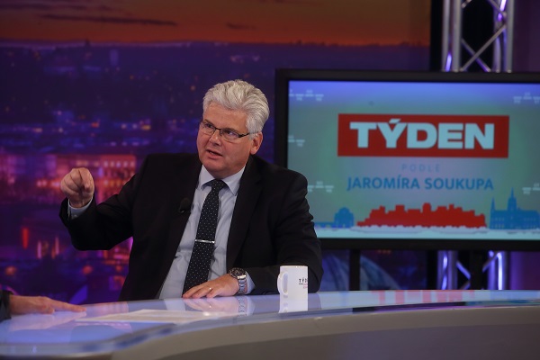 Moderátor pořadu Jaromír Soukup a ředitel nemocnice Motol Miloslav Ludvík (ČSSD).