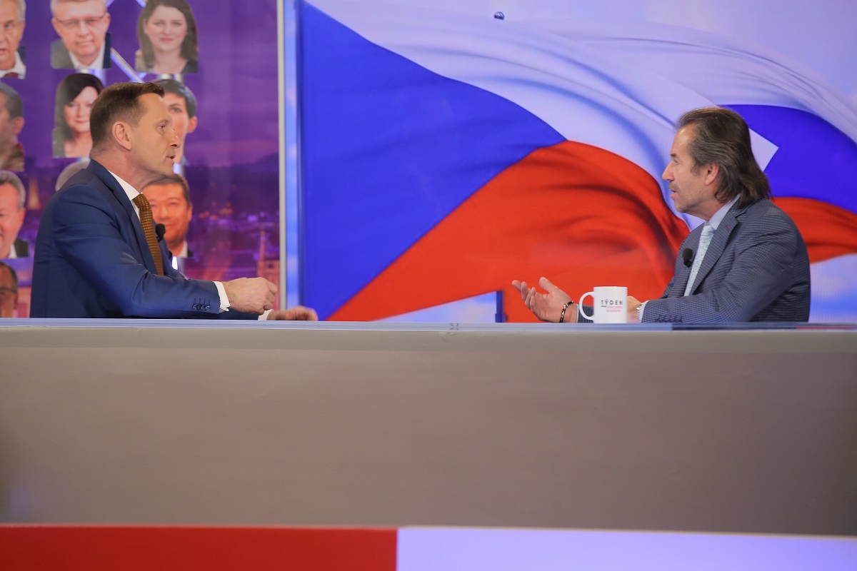 Moderátor pořadu Jaromír Soukup a bezpečnostní poradce Andor Šándor.