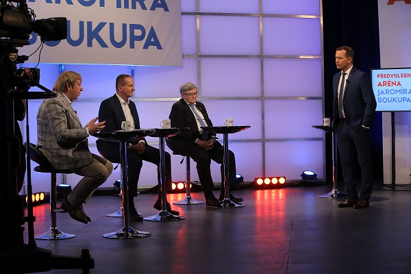 Moderátor pořadu Jaromír Soukup se svými hosty.