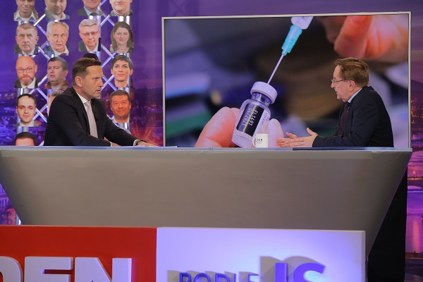 Moderátor pořadu Jaromír Soukup a ministr zdravotnictví Petr Arenberger (za ANO).