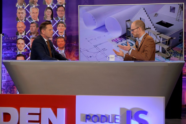 Moderátor pořadu Jaromír Soukup a poslanec Martin Jiránek (Piráti).