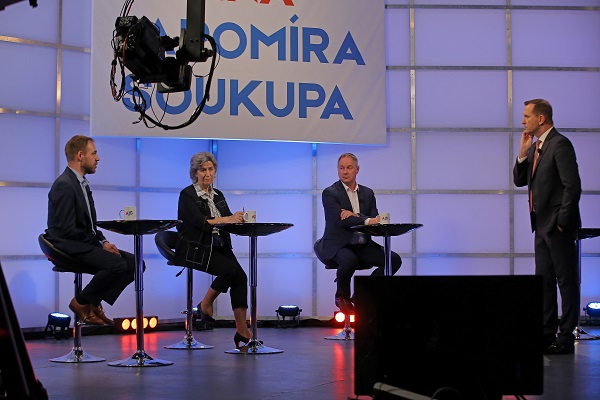 Moderátor pořadu Jaromír Soukup se svými hosty.