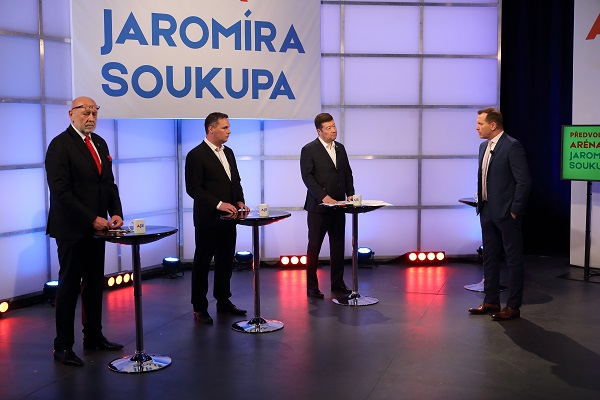 Moderátor pořadu Jaromír Soukup se svými hosty.