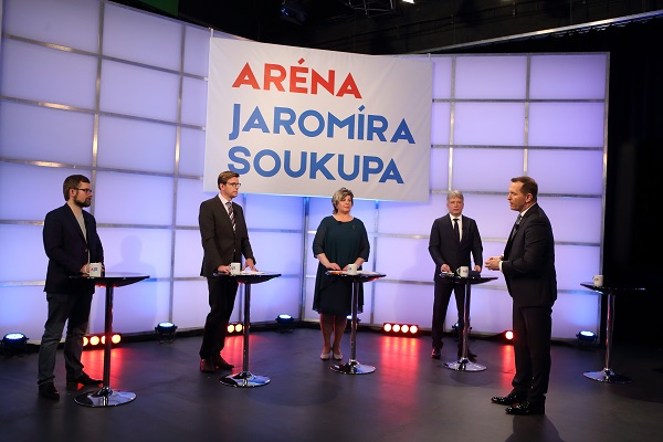 Moderátor pořadu Jaromír Soukup se svými hosty.
