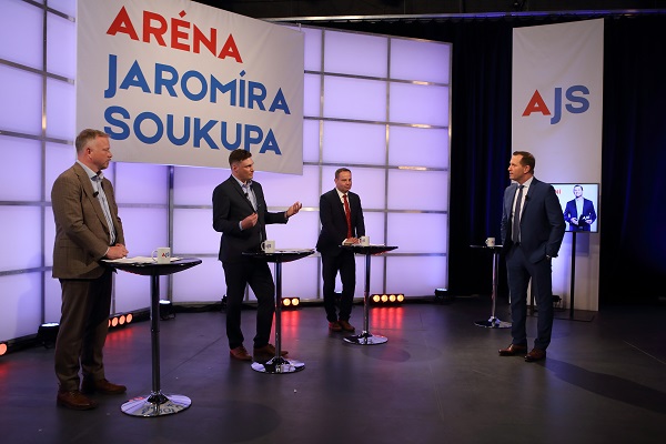 Moderátor pořadu Jaromír Soukup se svými hosty.