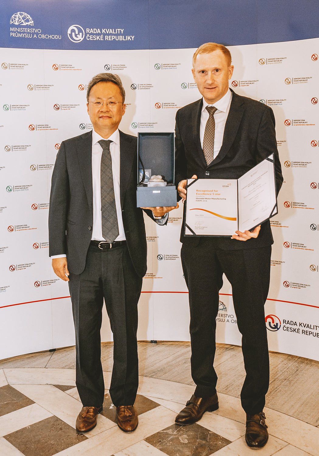 Ceněnou trofej ve středu 19. května převzal v reprezentačních prostorách Ministerstva průmyslu a obchodu České republiky prezident HMMC Cheolseung Baek