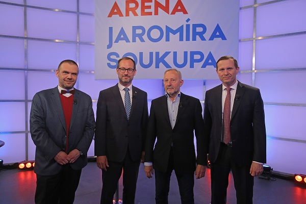 Moderátor pořadu Jaromír Soukup se svými hosty.