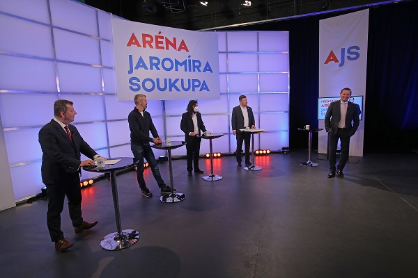 Moderátor pořadu Jaromír Soukup se svými hosty.