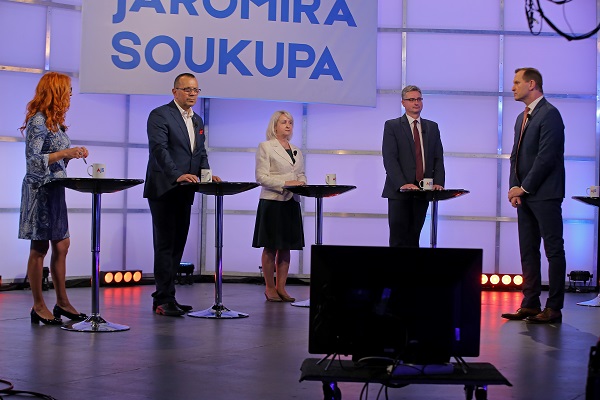 Moderátor pořadu Jaromír Soukup se svými hosty.