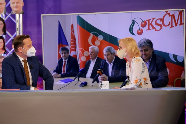 Moderátor pořadu Jaromír Soukup a europoslankyně Kateřina Konečná (KSČM).