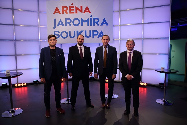 Moderátor pořadu Jaromír Soukup se svými hosty.