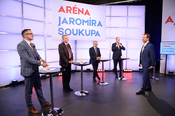 Moderátor pořadu Jaromír Soukup se svými hosty.
