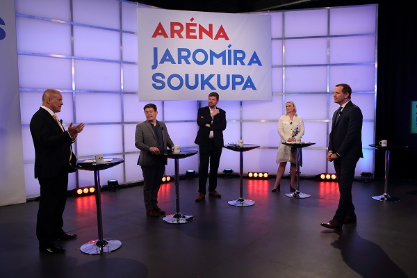 Moderátor pořadu Jaromír Soukup se svými hosty.