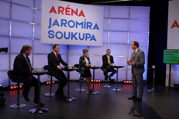 Moderátor pořadu Jaromír Soukup se svými hosty.
