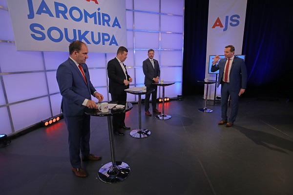 Moderátor pořadu Jaromír Soukup se svými hosty.
