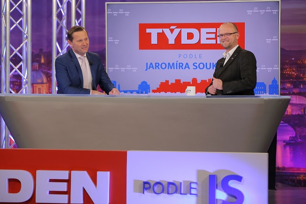Moderátor pořadu Jaromír Soukup a hejtman Pardubického kraje Martin Netolický (ČSSD).