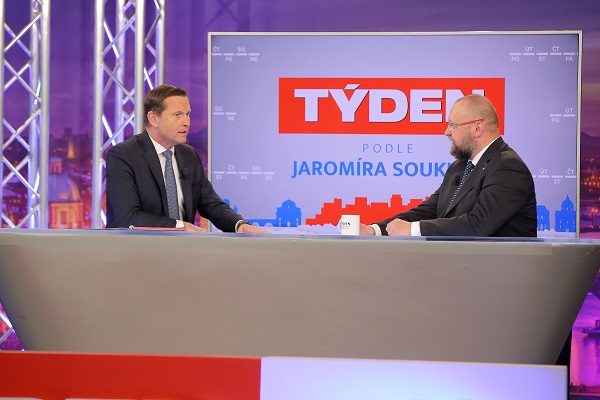 Moderátor pořadu Jaromír Soukup a poslanec Jan Bartošek (KDU-ČSL).
