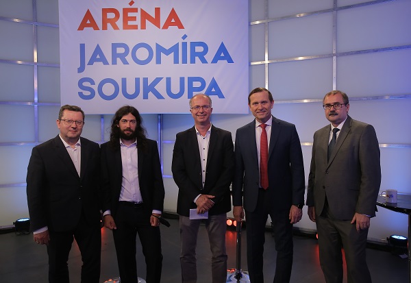 Moderátor pořadu Jaromír Soukup se svými hosty.