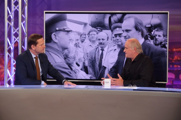 Moderátor pořadu Jaromír Soukup a hudebník a politik Michael Kocáb.