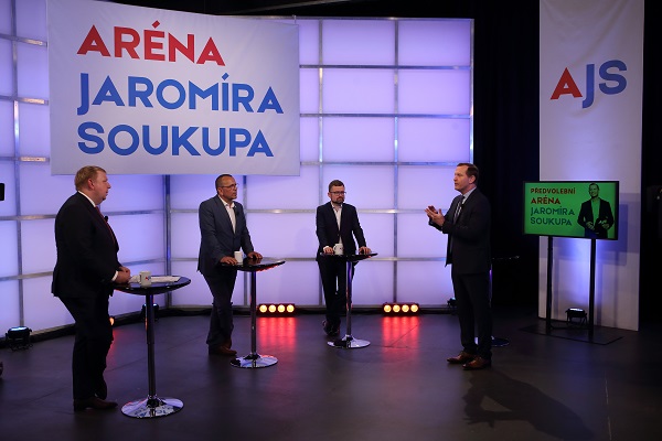 Moderátor pořadu Jaromír Soukup se svými hosty.