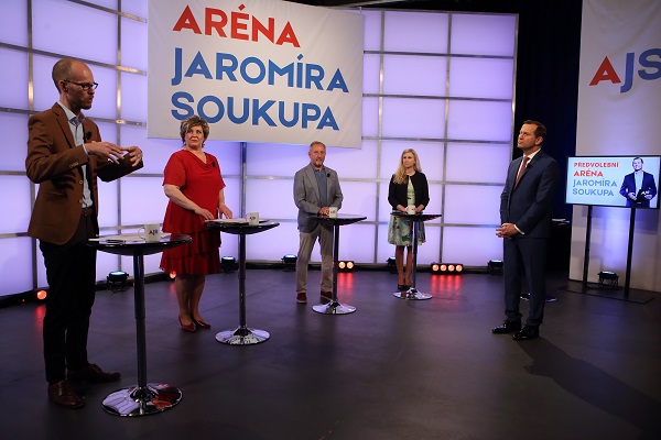Moderátor pořadu Jaromír Soukup se svými hosty.