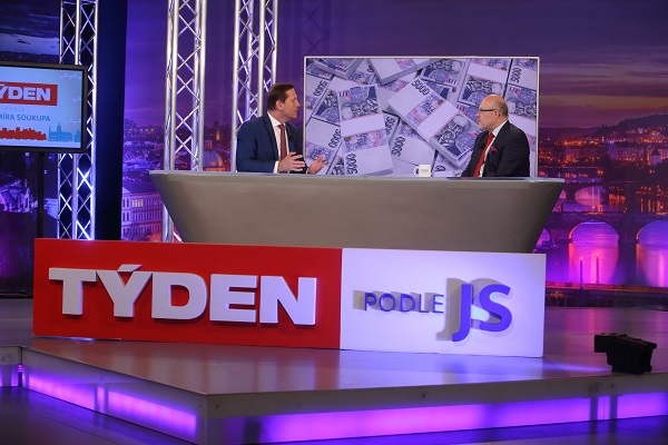 Moderátor pořadu Jaromír Soukup a místopředseda TOP 09 a poslanec profesor Vlastimil Válek.