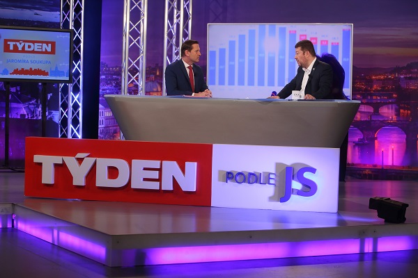 Moderátor pořadu Jaromír Soukup a předseda SPD Tomio Okamura.