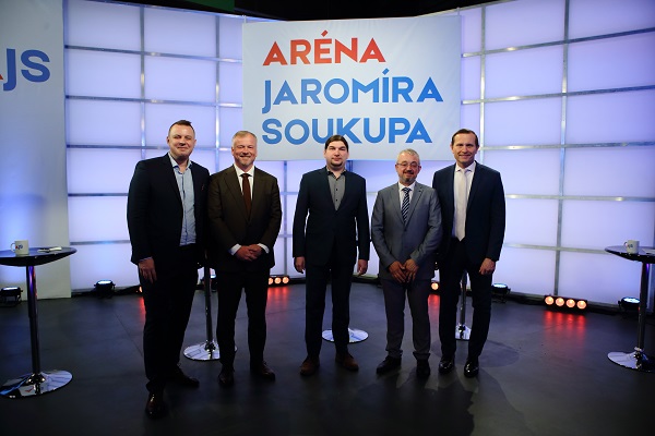Moderátor pořadu Jaromír Soukup se svými hosty.