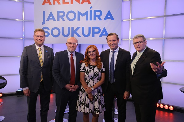 Moderátor pořadu Jaromír Soukup se svými hosty.