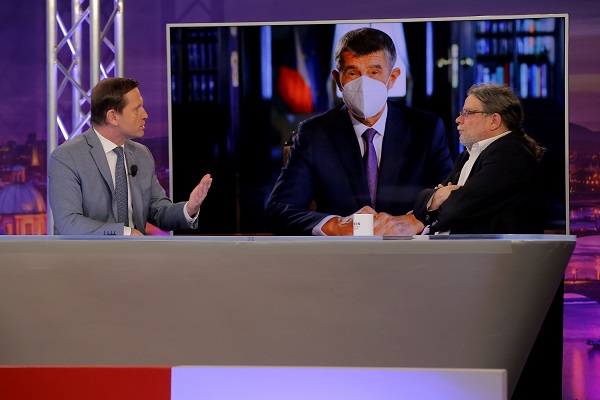 Moderátor pořadu Jaromír Soukup a europoslanec Alexandr Vondra (ODS).